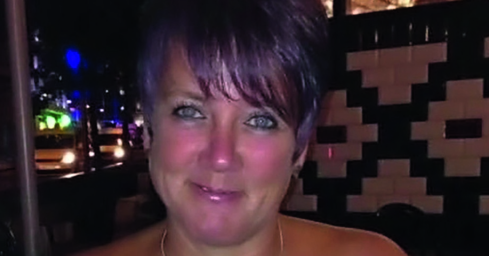 Karen Wakeling tog över svårt sjuka mammans ekonomi och blåste henne på pengar. I flera år levde hon ett liv med lyxrestaurang och värstingbil. Karen Wakeling