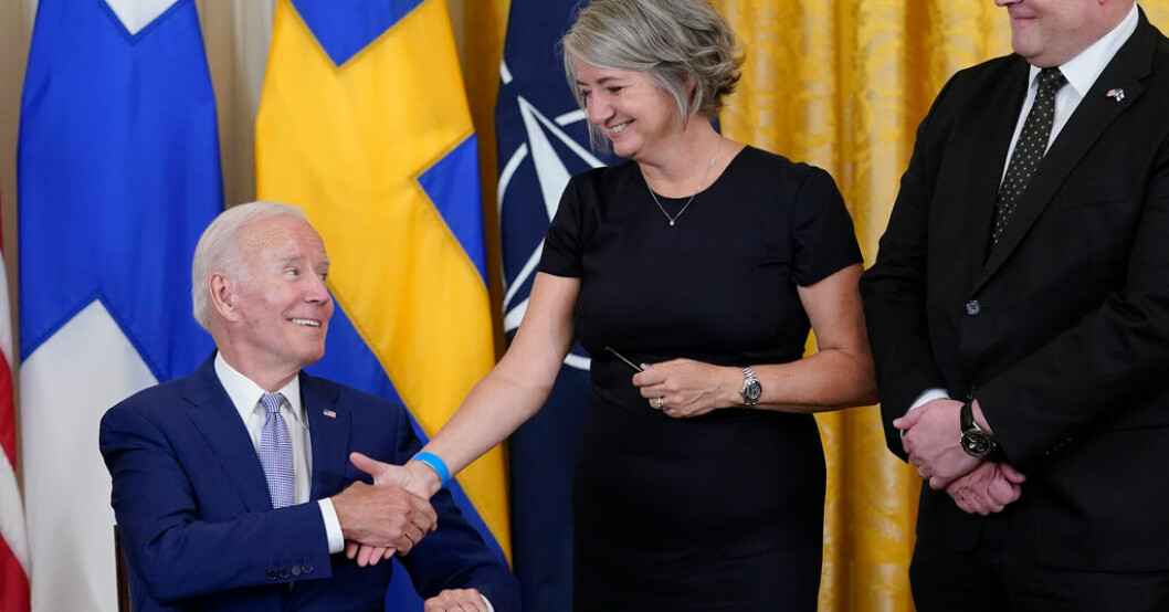 Karin Olofsdotter har utsetts till ny ambassadör i Ryssland av regeringen. Nu är hon ambassadör i USA och skakade i augusti förra året hand med den amerikanske presidenten Joe Biden när han just hade signerat Sveriges protokoll för inträde i Nato. Arkivbild. Ny svensk ambassadör i Ryssland