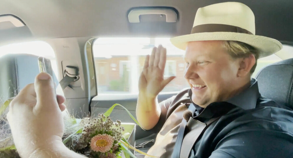 Karl Fredrik vinkar till kungen i telefon. Karl Fredrik har FaceTime-samtal med kungen
