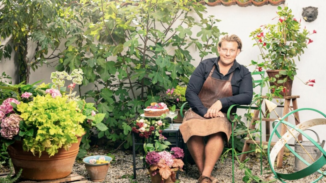 FOTO: Jakob Dahlström/TV4 Karl Fredrik på Österlen sitter ned och ler