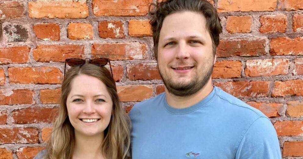 Så här ser Gannon Karmire ut när han inte är en vandrande pinne. Här står han med sin fru, Christine Karmire. Christine Karmire och Gannon Karmire