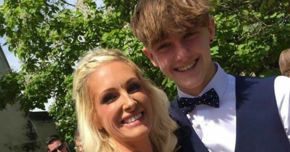 Kate Harman har flera oplanerade barn. Den första var Charlie, 20, som föddes för tjugo år sedan. Här är hon med äldsta sonen. Kate med sonen Charlie, 20