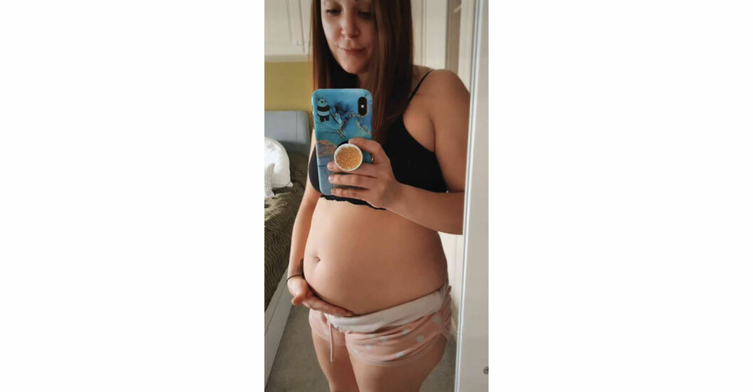 32-åriga Katie Sims trodde först smärtan kunde bero på IBS – då hon var uppblåst. Mamman beskriver tiden som om hon var<em> ”sex månader in i graviditeten”</em>.