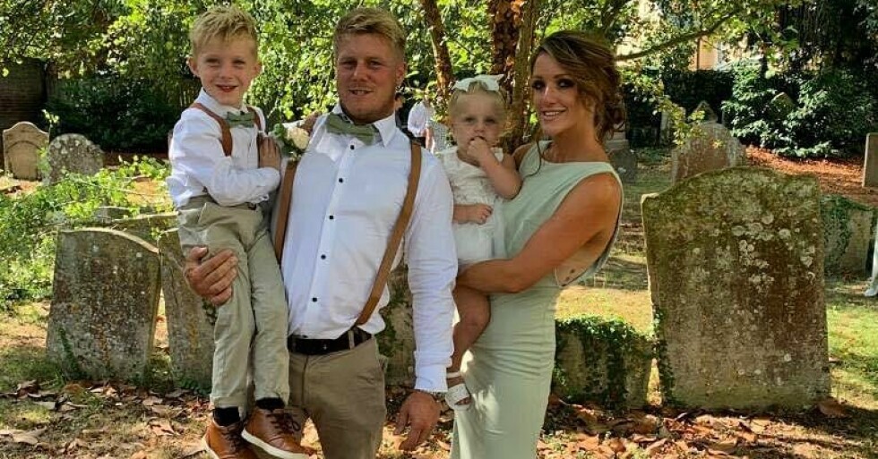 Katy Hancock och maken Edd håller barnen Dylan och Taylor.