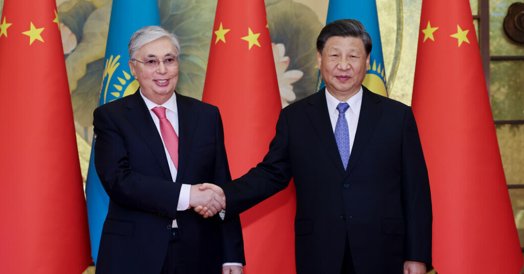 Kazakstans president Kassym-Jomart Tokajev och Kinas ledare Xi Jinping i en bild från statliga nyhetsbyrån Nya Kina. Kina markerar styrka i regionalt maktmöte