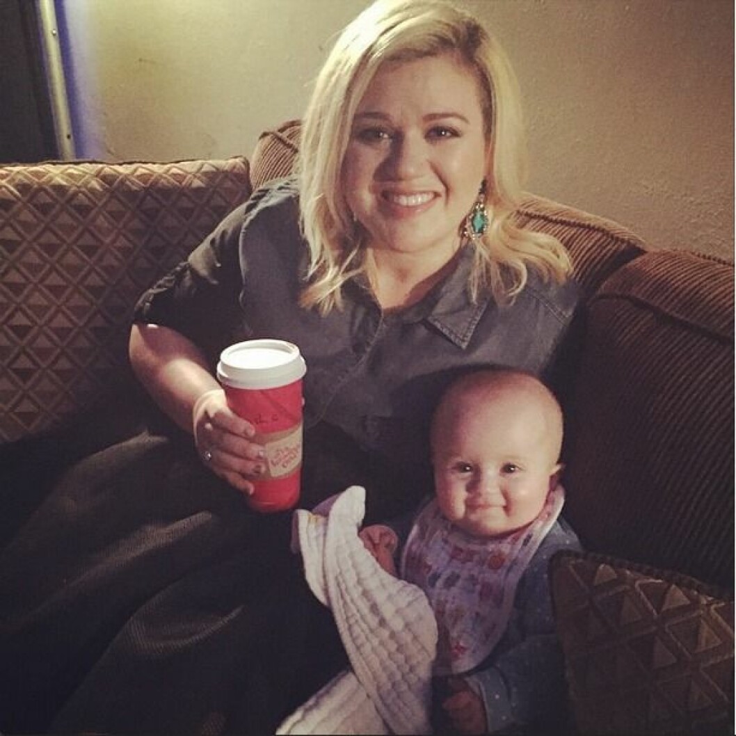 Kelly Clarkson födde dottern River Rose, här sex månader gammal, för ett år sedan. Via: <a href="https://instagram.com/p/wkmrvZIzqX/?taken-by=kellyclarkson" target="_blank" rel="noopener">Instagram</a> Kelly Clarkson födde dottern River Rose, här sex månader gammal, för ett år sedan. Via: Instagram