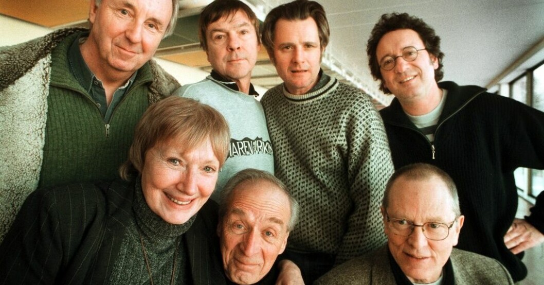 Kerstin Tidelius tillsammans med delar av SVT:serien "Hem till byns" ensemble. Arkivbild. Skådespelaren Kerstin Tidelius är död