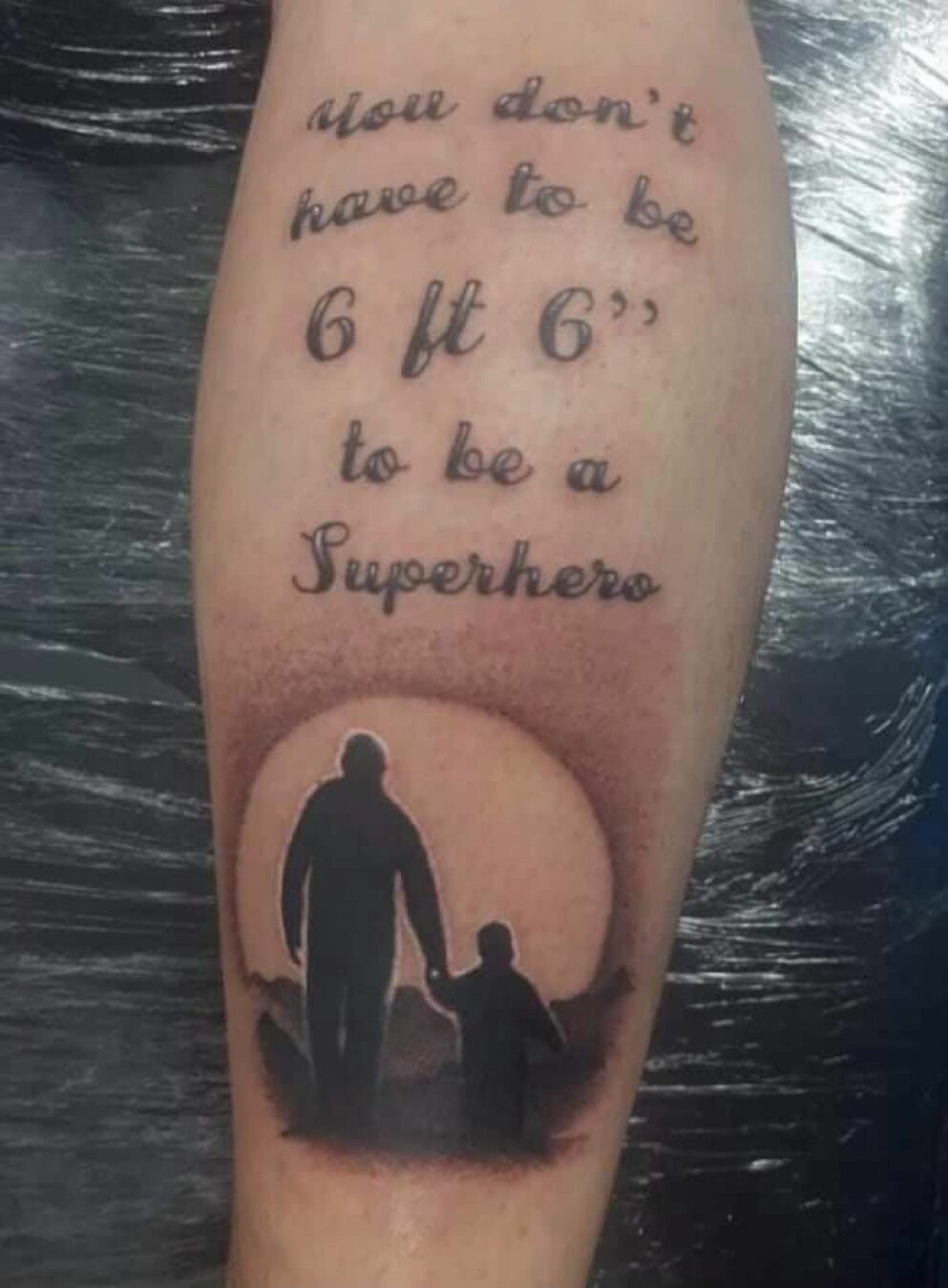 Kev Pitcher gjorde en tatuering av sonens aska. ”Du behöver inte vara två meter lång för att vara en superhjälte” står det.