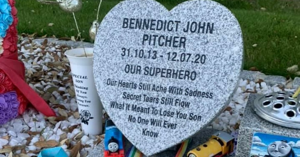 ”Vår superhjälte. Våra hjärtan smärtar fortfarande av sorg. Hemliga tårar rinner fortfarande. Vad det innebar att förlora dig son kommer ingen någonsin att få veta”, står det på Bens gravsten. Bens gravsten