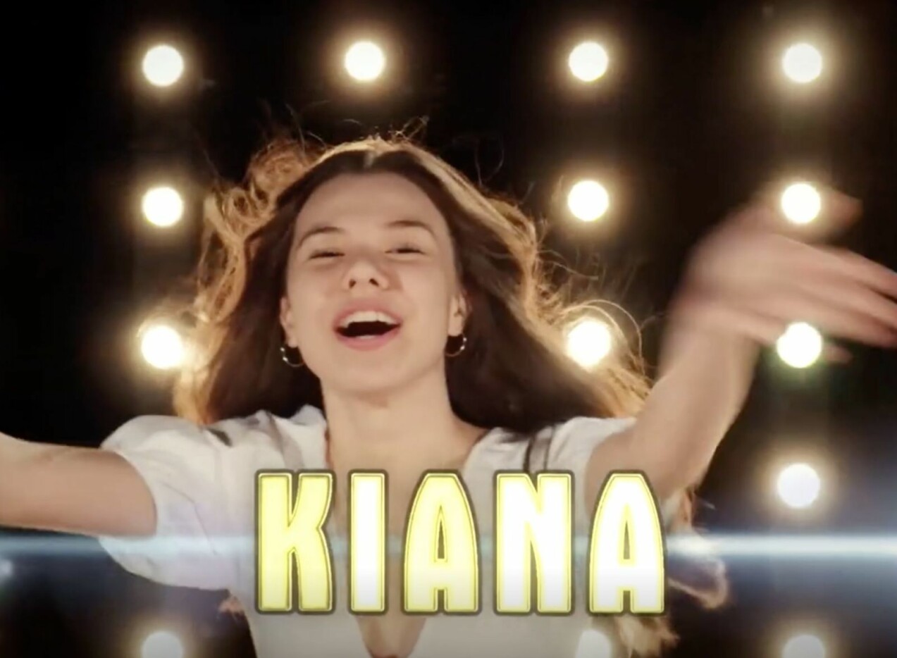 Kiana. Kiana är glad