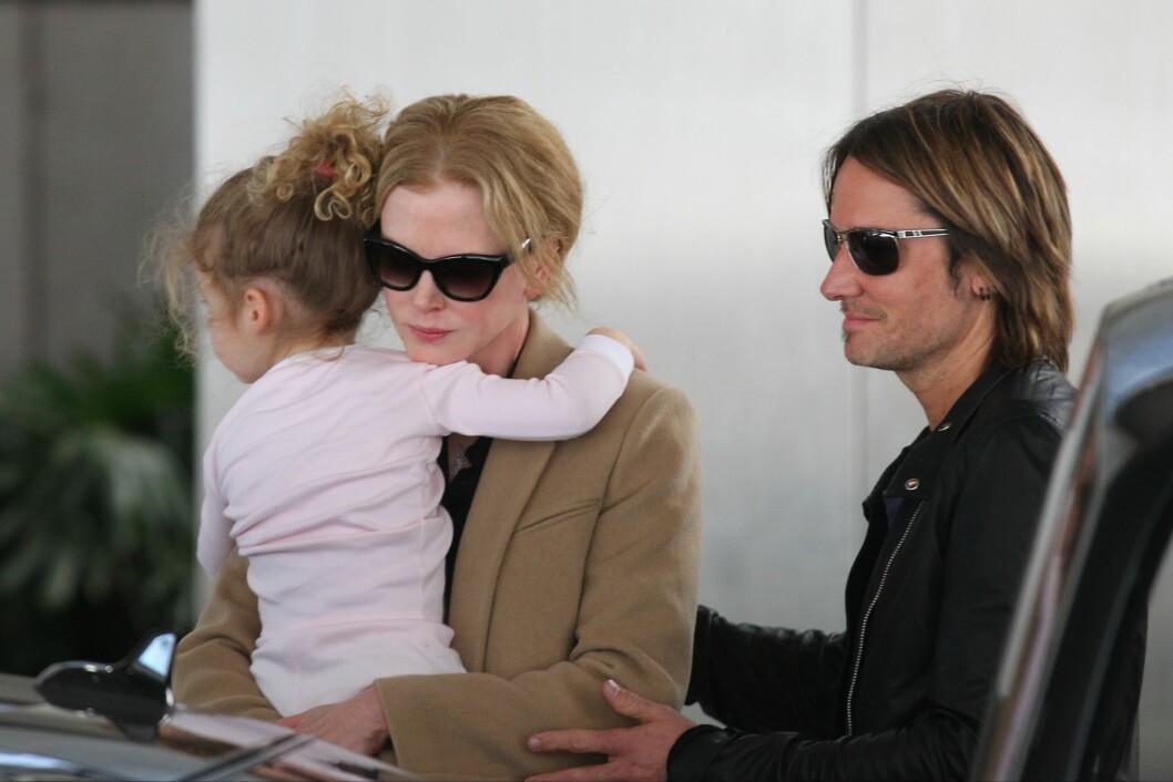 Skådespelerskan vill verkligen få ett barn till. Foto: All Over Press Nicole Kidman, Keith Urban and their children, Sunday Rose and Faith Margaret, arrive at Los Angeles International Airport on a flight from Sydney Featuring: Nicole Kidman,Faith Margaret Kidman Urban,Keith Urban Where: Los Angeles, California, United States When: 23 Sep 2014 Credit: revolutionpix/WENN.com ****Not available for Subscribers and Daily Mail Online****