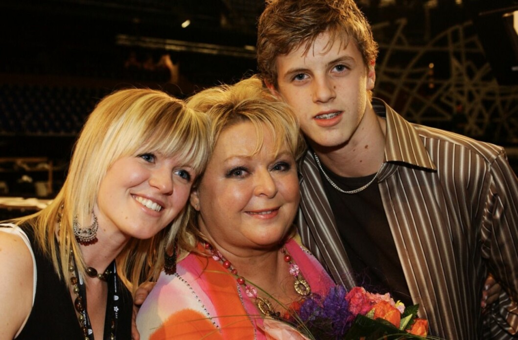 FOTO: Patrik Jonsson/TT Kikki Danielsson på Melodifestivalen, gratuleras av barnen Emma Roos och Viktor Roos