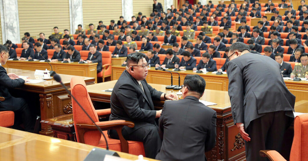 Kim Jong-Un talar med deltagare på ett partimöte i Pyongyang. Bilden tillhandahålls av Nordkoreas regering. Nytt jordbruksmöte i Nordkorea efter svältlarm