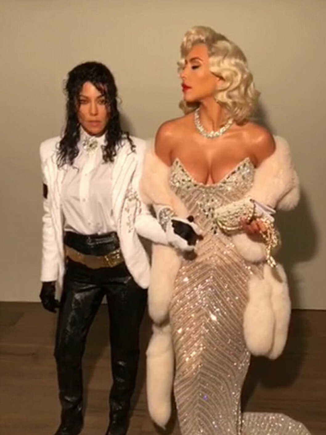 Kourtney och Kim Kardashian som Michael Jackson och Madonna. Foto: Snapchat.