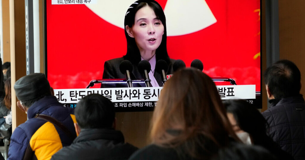 Kim Yo-Jong, Nordkoreas diktator Kim Jong-Uns syster, i en sydkoreansk nyhetssändning om de senaste robotuppskjutningarna. Nya robottester – Kim Jong-Uns syster varnar USA
