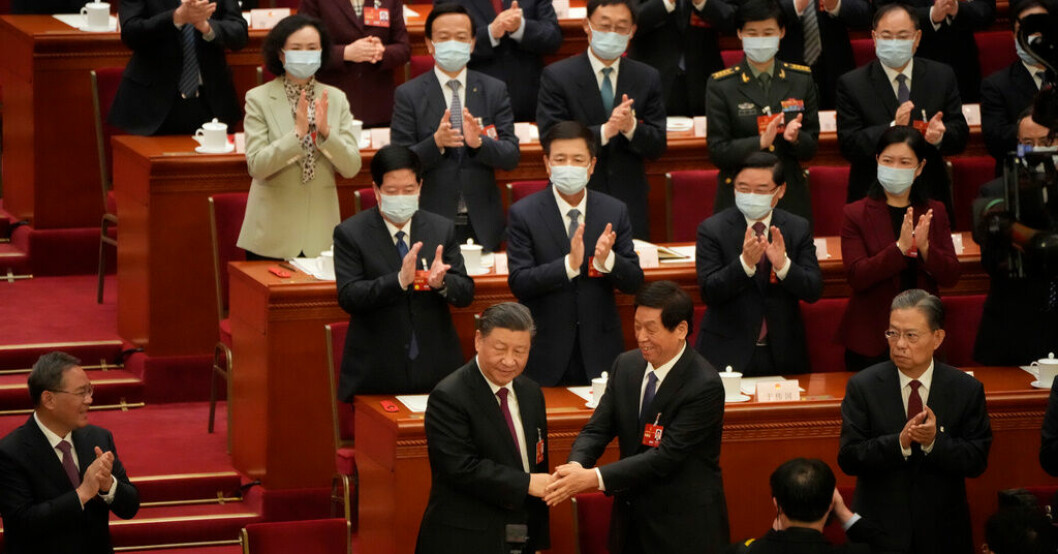 Kinas president Xi Jinping gratuleras av Li Zhanshu efter att han på fredagen valts till landets president i ytterligare fem år. Xi Jinping president i ytterligare fem år