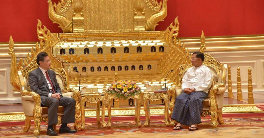 Kinas utrikesminister Qin Gang tillsammans med juntaledaren Min Aung Hlaing vid mötet i Myanmars huvudstad Naypyidaw. Kinas utrikesminister på vänbesök i Myanmar