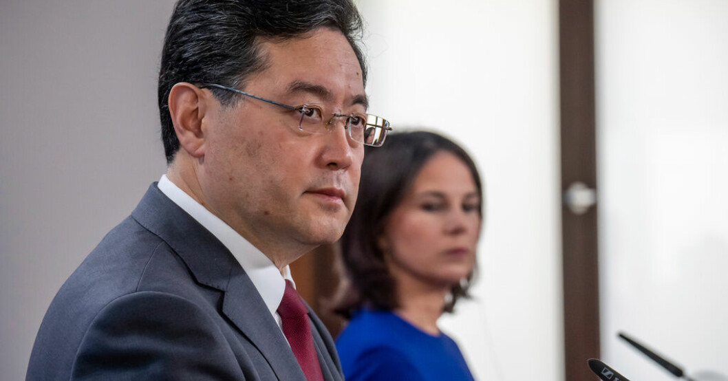 Kinas utrikesminister Qin Gang under en pressträff med hans tyske motsvarighet Annalena Baerbock i Berlin. Kinesisk charmturné solkas av vänskap med Kreml