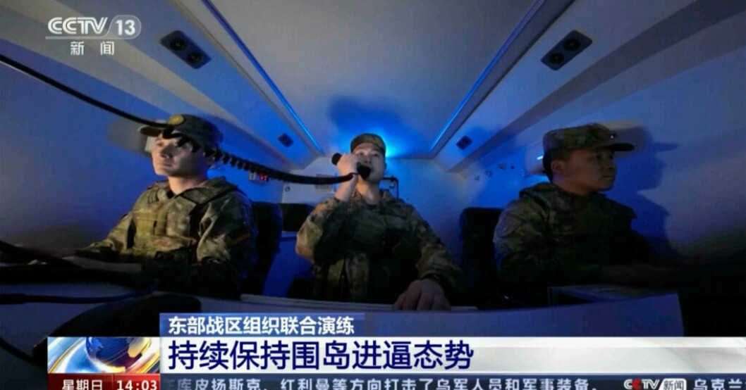 Kinesiska soldater som deltar i övningen i en ledningscentral för ballistiska robotar. 70 kinesiska flyg övar på att omringa Taiwan