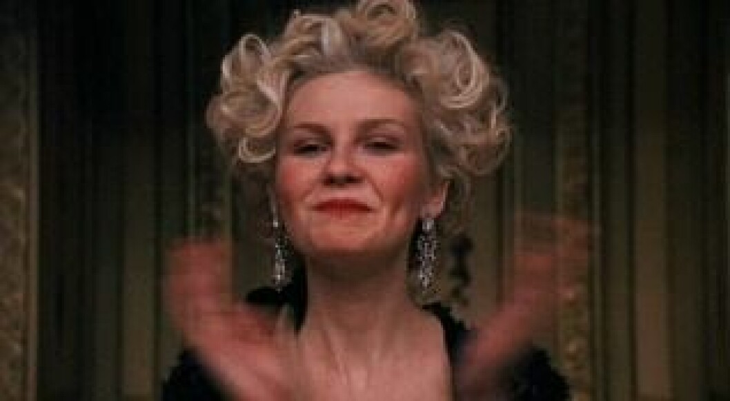 Via: <a href="http://giphy.com/gifs/applause-clapping-kirsten-dunst-KYma4kwKaJ99S" target="_blank">Giphy</a> Via: Giphy