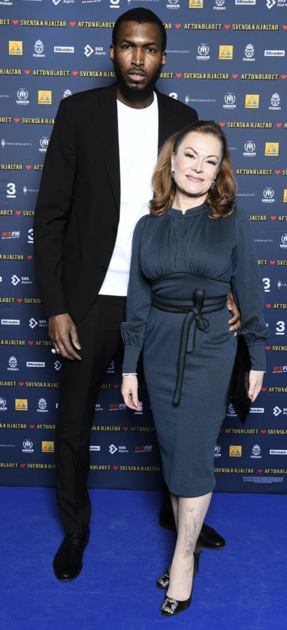 Souleymane och Kishti på <span class=" italic" data-lab-italic_desktop="italic">Svenska hjältar</span>-galan 2019. SOULEYMANE OCH KISHTI PÅ RÖDA MaTTAN