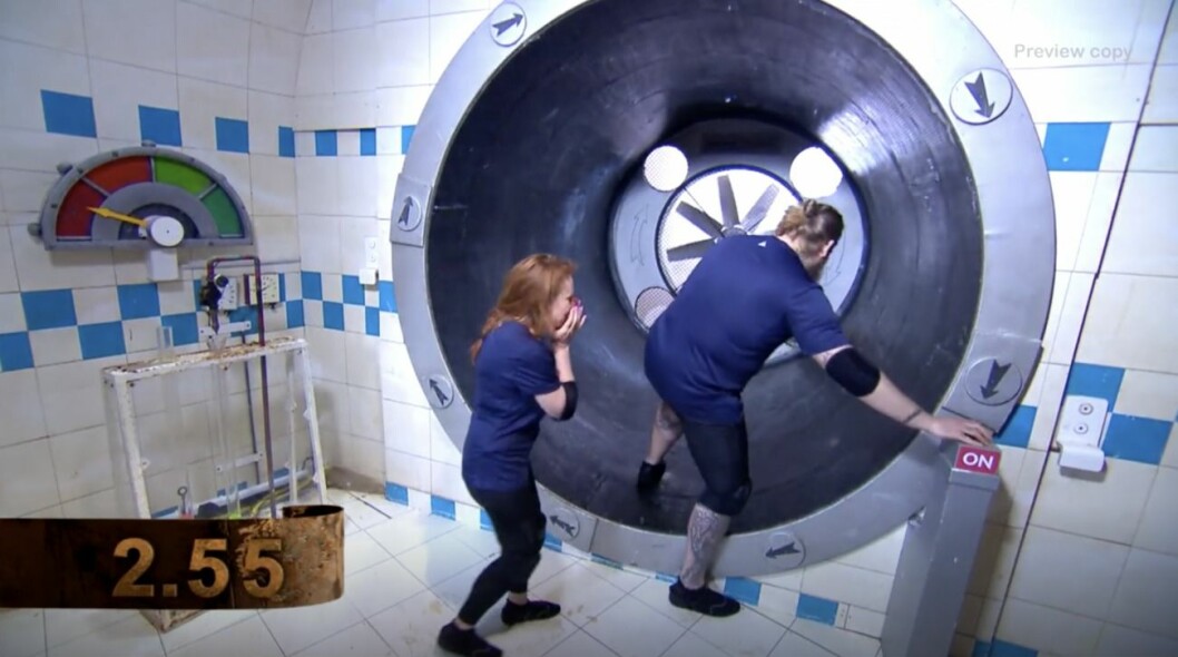 Så fort Kishti Tomita får syn på trumman drabbas hon av panik. Kishti tomita och chris kläfford i fångarna på fortet