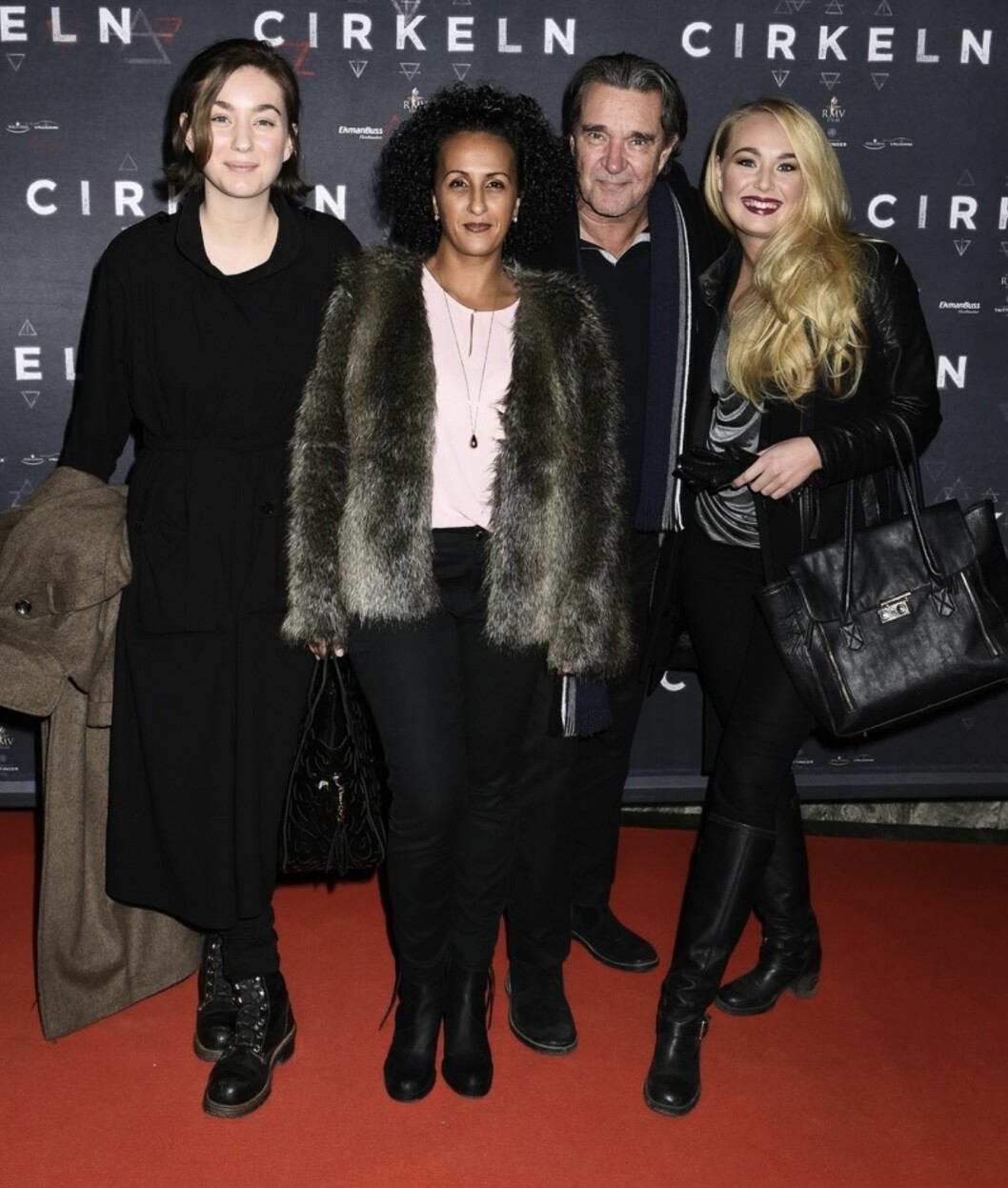 Kjell Bergqvist med fru Karin, döttrarna Nathalie och Sandra på premiären av “Cirkeln” på Rigoletto, år 2015. FOTO: Karin Törnblom/TT Kjell Bergqvist med fru Karin, döttrarna Nathalie och Sandra