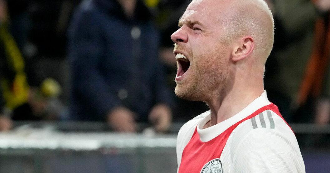 Klaassen, som hade gjorde det andra målet, byttes ut kort efter att matchen kommit igång igen. Arkivbild. Ajaxspelare träffades av föremål – lämnade blodig