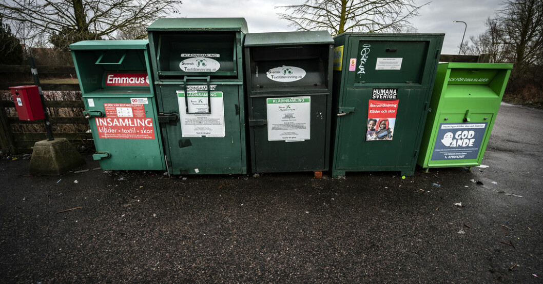 Klädinsamlingscontainer från Humana Sverige tillsammans med containers från andra organisationer. Arkivbild. Klädinsamling får 90-konto igen