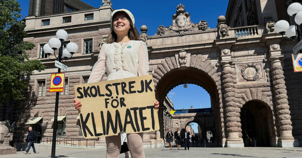Klimataktivisten Greta Thunberg tar studenten och därmed är det slut med skolstrejkerna för hennes del. Thunbergs sista skolstrejk – i studentmössa