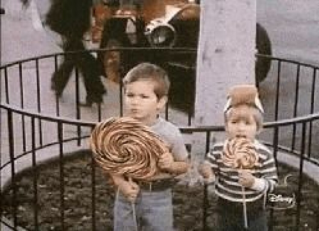 Via <a href="http://giphy.com/gifs/vintage-candy-lollipop-AdJFSTH1QRODe" target="_blank" rel="noopener">Giphy.com</a> klubba