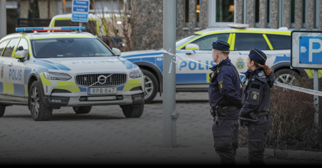 Polis har skjutit man beväpnad med kniv – utanför polisstation