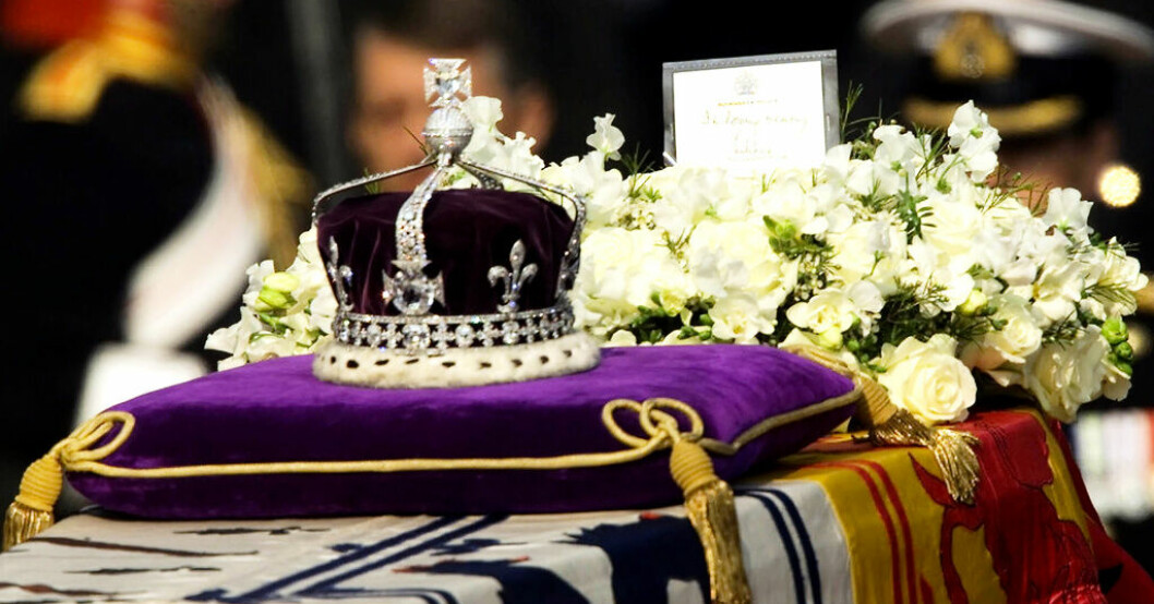 Koh-i-noor-diamanten syntes i drottningmodern Elizabeths krona. Arkivbild. Diamant med förbannelse inte del av kröningen