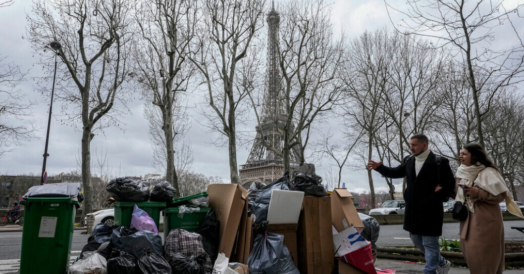 Kommunanställda renhållningsarbetare i Paris har strejkat i en vecka i protest mot regeringens planer på att höja pensionsåldern. Resultatet märks på flera håll i den franska huvudstaden. Paris sopberg hopar sig efter pensionsstrejk