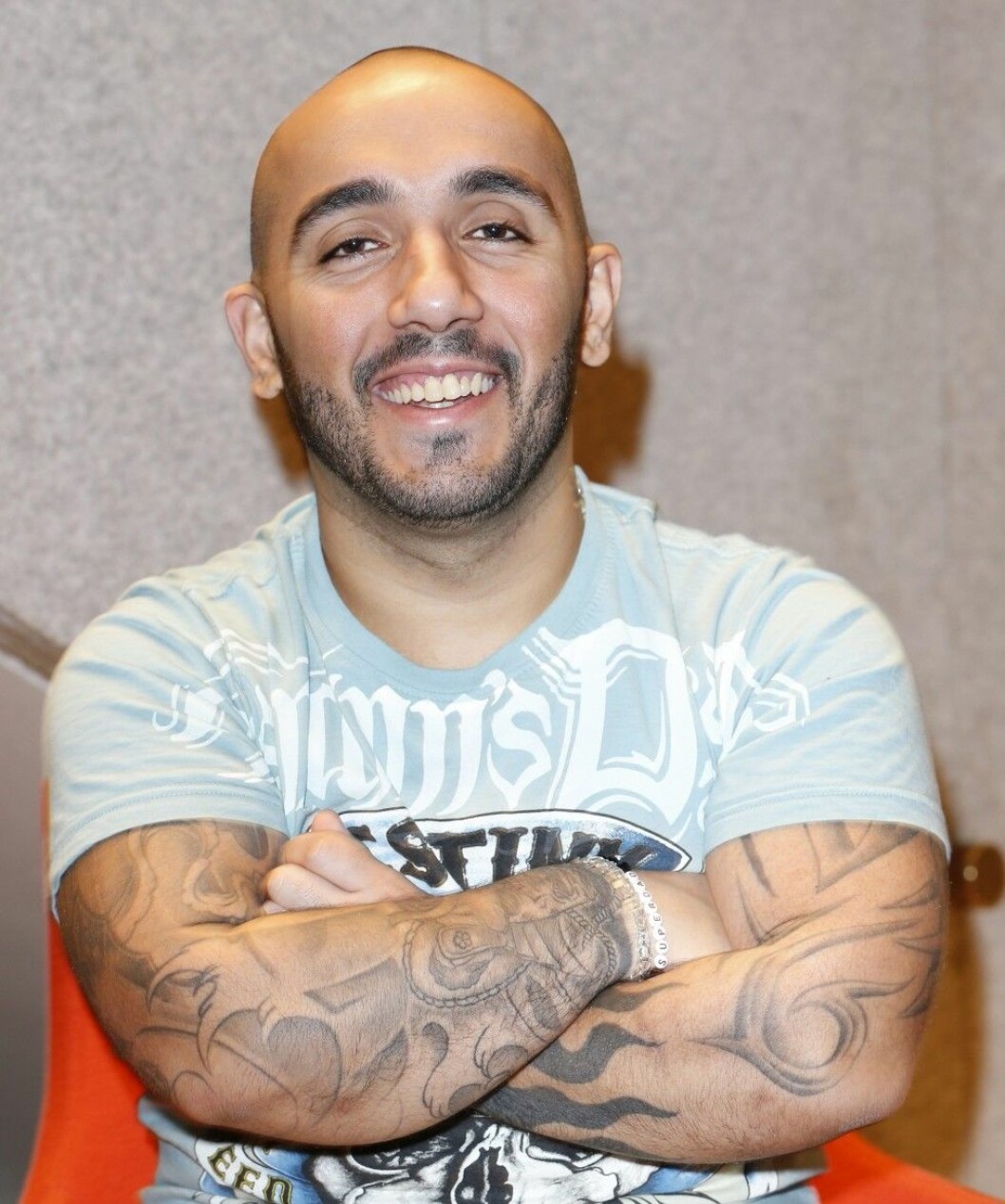 Arash tackar nej till vissa uppdrag – bland annat att bli upphissad i en flaggstång: “Det verkade alldeles för farligt”. Foto: Malin Bondeson kort8501.jpg