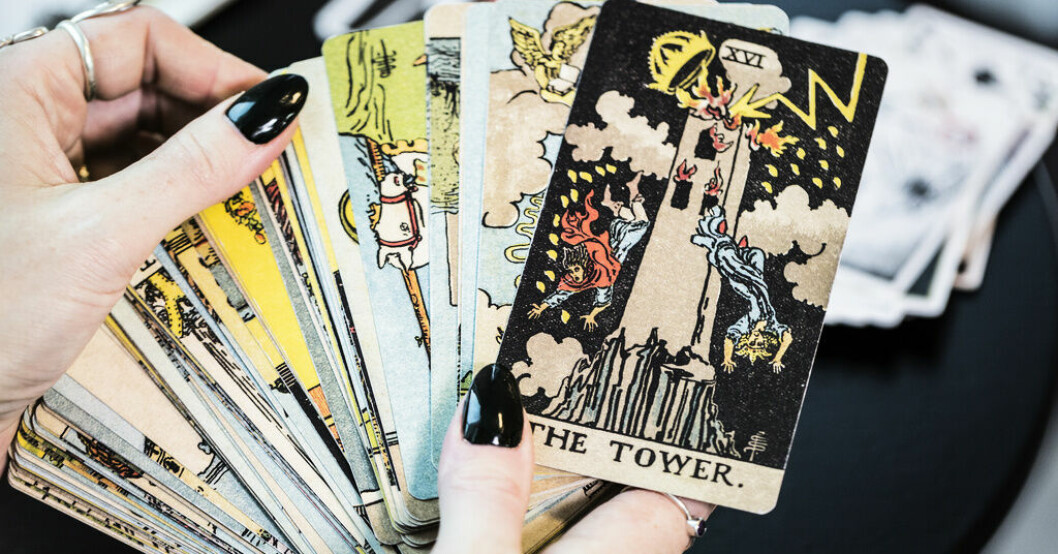 Kortlek med tarotkort. Arkivbild. Fyra av tio tror på övernaturliga förmågor