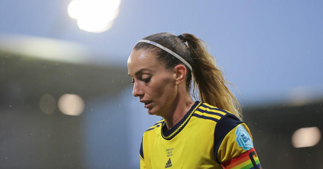 Kosovare Asllani med regnbågsfärgad kaptensbindel i EM-kvartsfinalen mot Belgien förra året. Arkivbild. Fifa ser ut att tillåta regnbågsbindel på VM