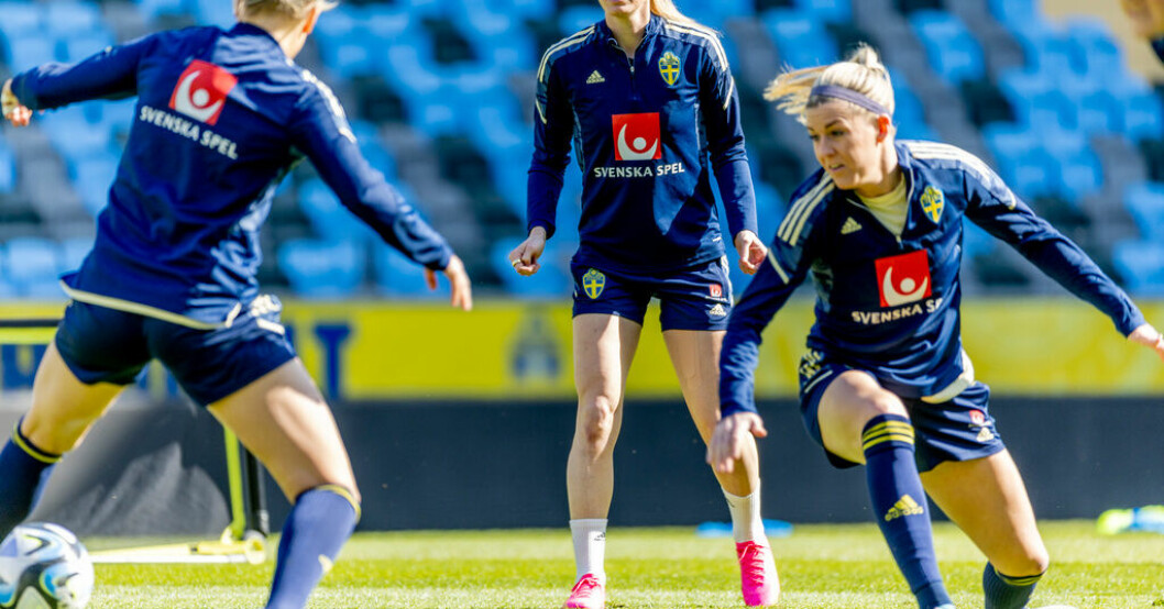Kosovare Asllani och Oliva Schough på måndagens landslagsträning. 100 dagar till VM – men genrep redan nu