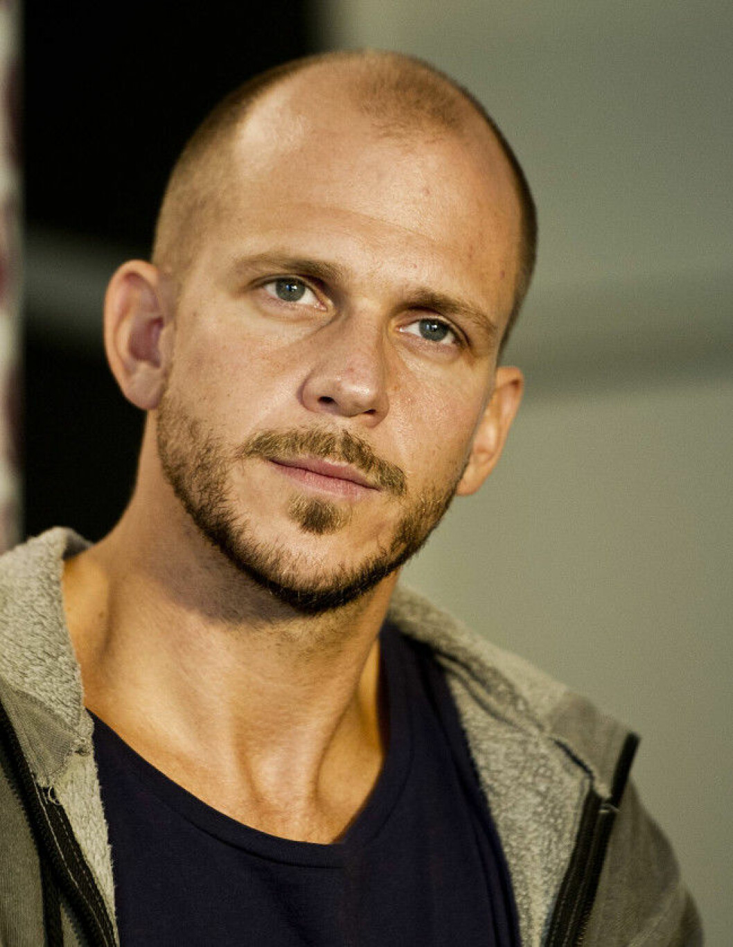 Gustaf Skarsgård berättar öppet om sitt tidigare missbruk.