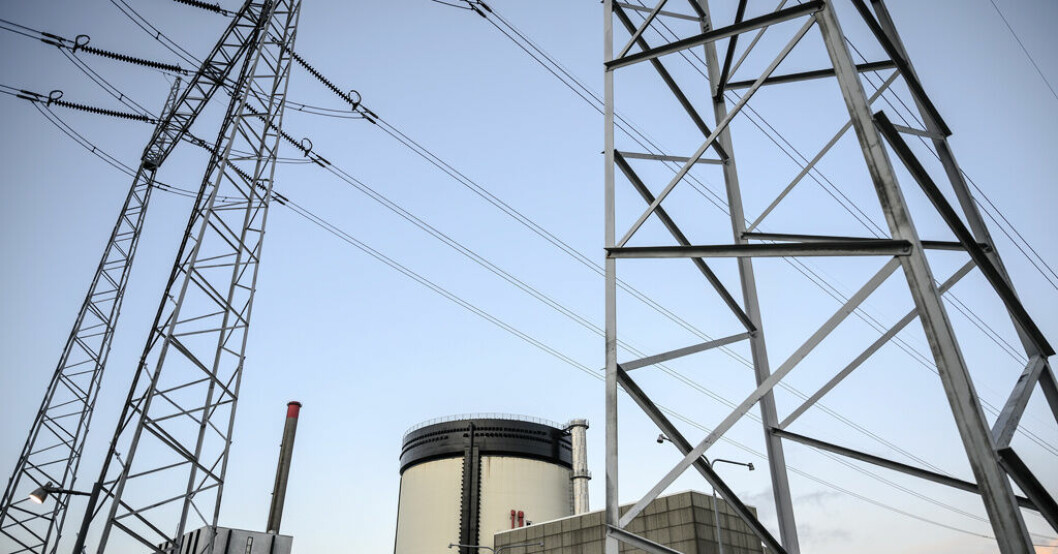 Kraftledningar med de numer nedlagda reaktorerna Ringhals 1 och 2 i bakgrunden. Arkivbild. Vattenfall går vidare med kärnkraftsplaner