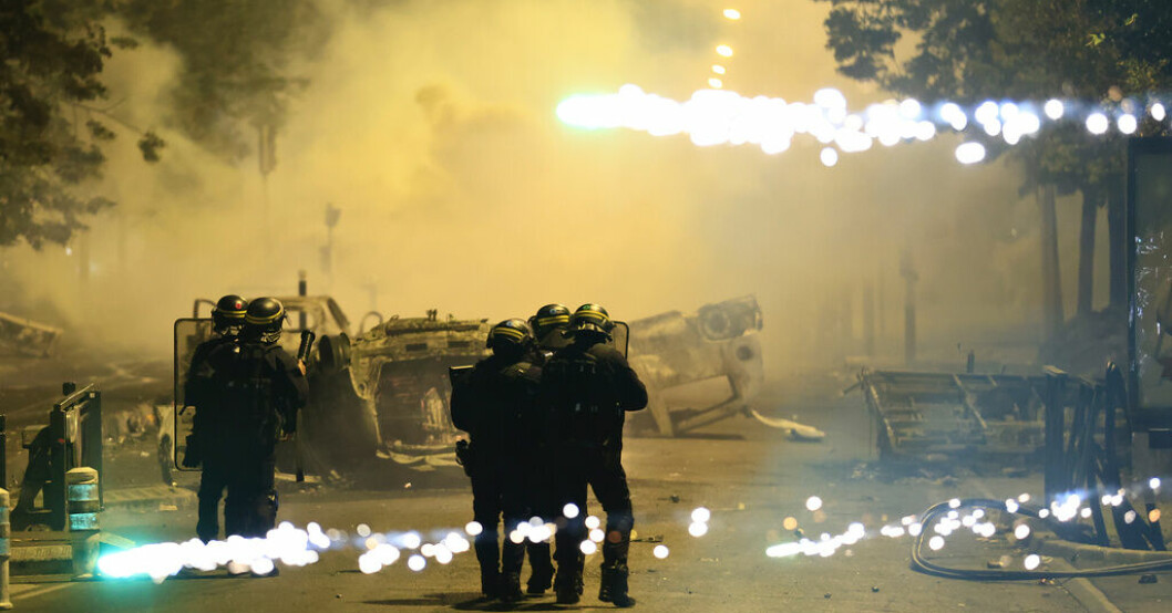Kravallpolis i Nanterre under torsdagsnatten. Upploppen i Frankrike – detta har hänt