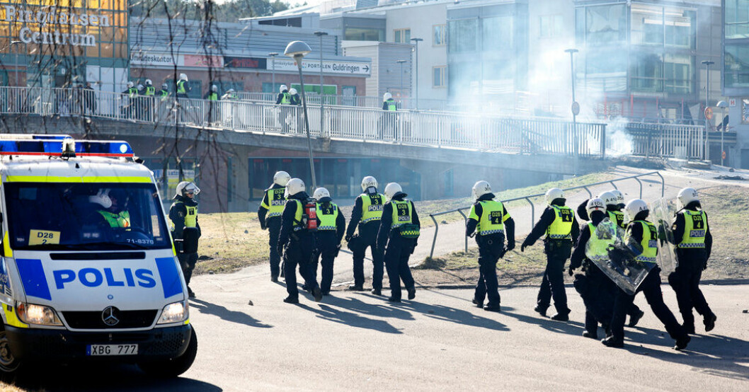 Kravallutrustad polis på plats i Ringdansen centrum under upploppen i Navestad i Norrköping på påskdagen 2022. Arkivbild. Fler män åtalas för upploppen i Norrköping
