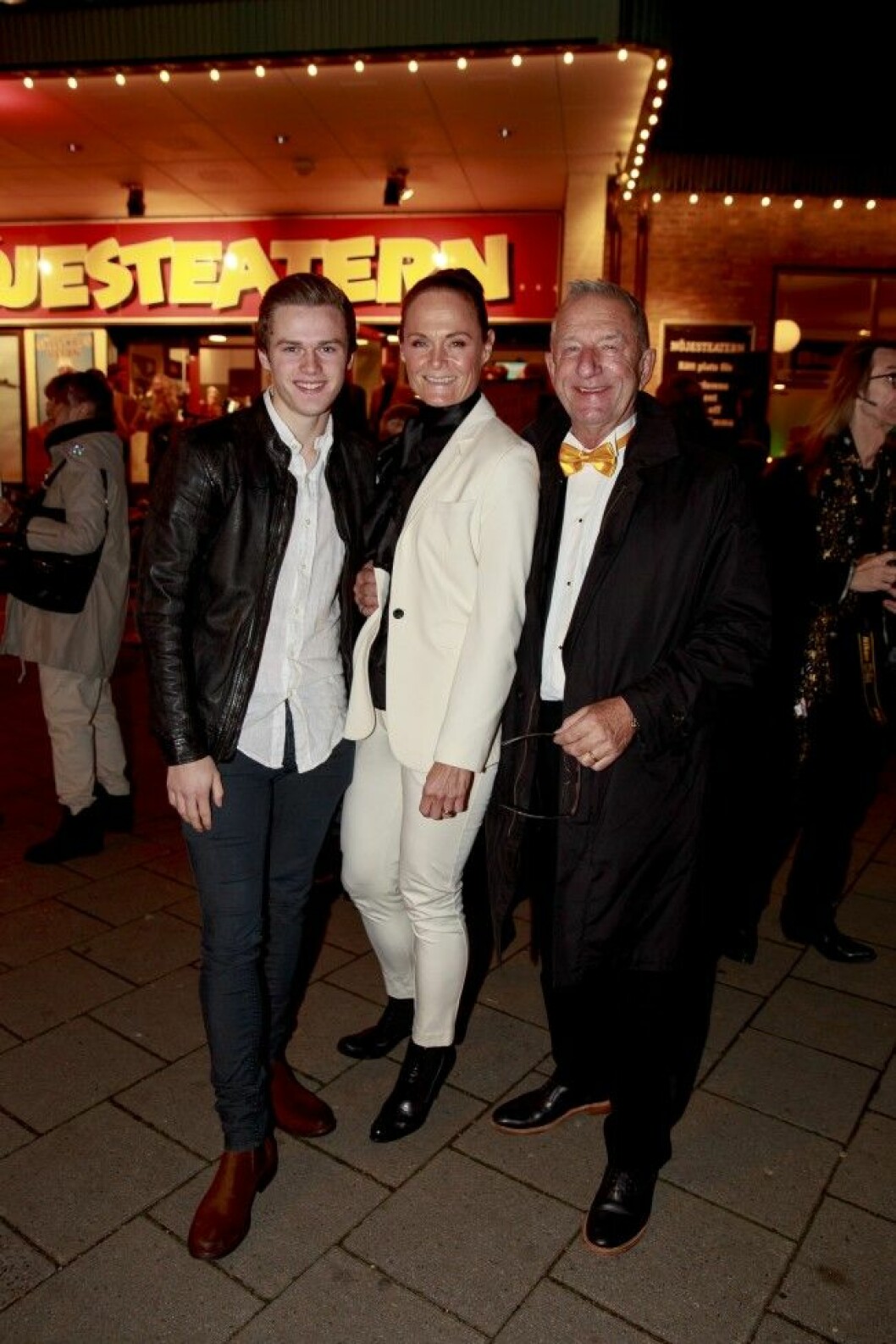 Carina och Bengt Palmers hade en helkväll med Carinas systerdotter Mathias. ©Fotograf Krister Hansson Malmö 20151023 Vimmel Nöjesteatern Malmö, Sälskapsresan.