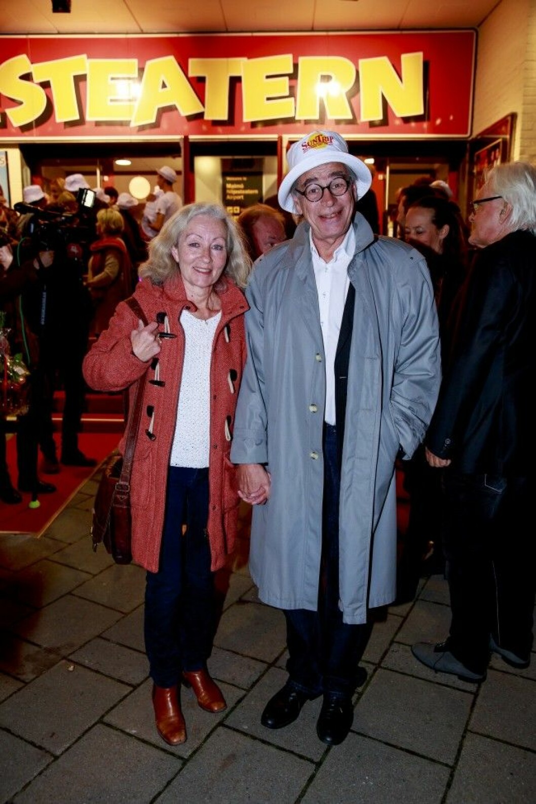 Svante Grundberg och hans Eva Örn hette Her och fru Storch i filmen. Lotta Fernö kom med "Kryddan" Pettersson.