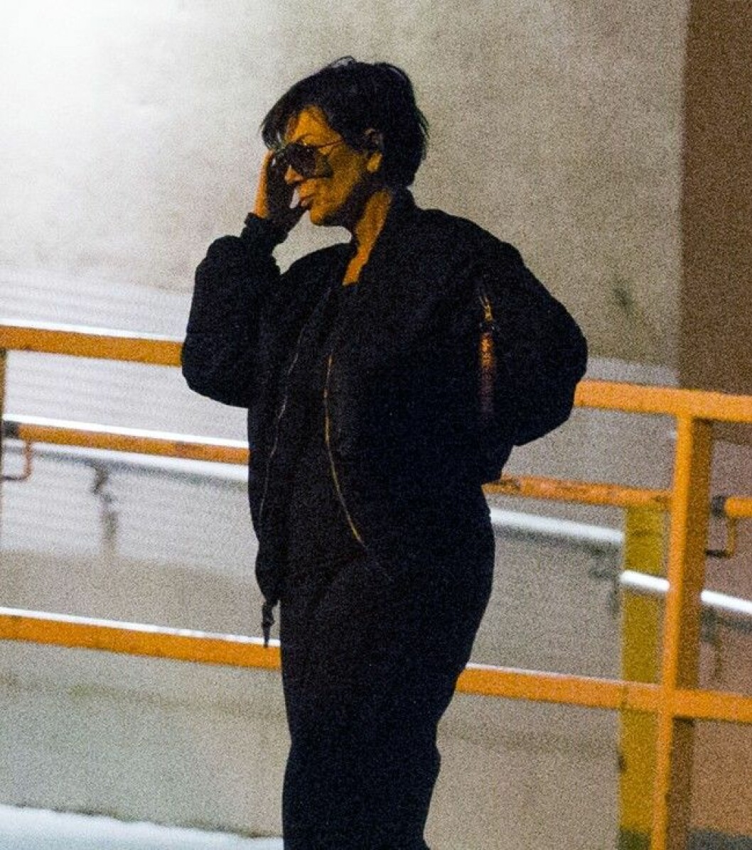 En märkbart orolig Kris Jenner utanför sjukhuset i Las Vegas. Foto: All Over Press