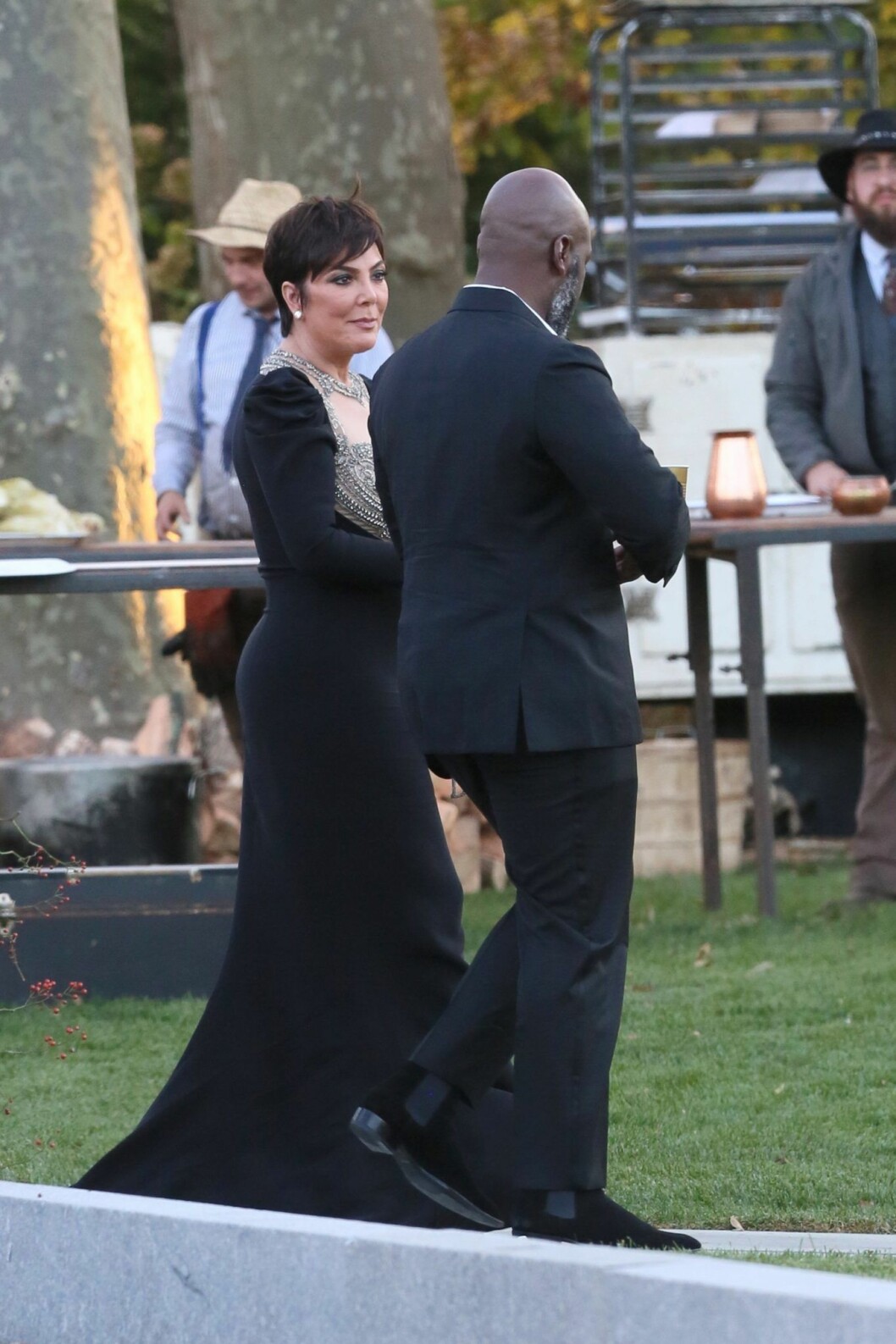 Kris Jenner och pojkvännen Corey Gamble anländer till bröllopet. Kris Jenner på Jennifer Lawrence bröllop