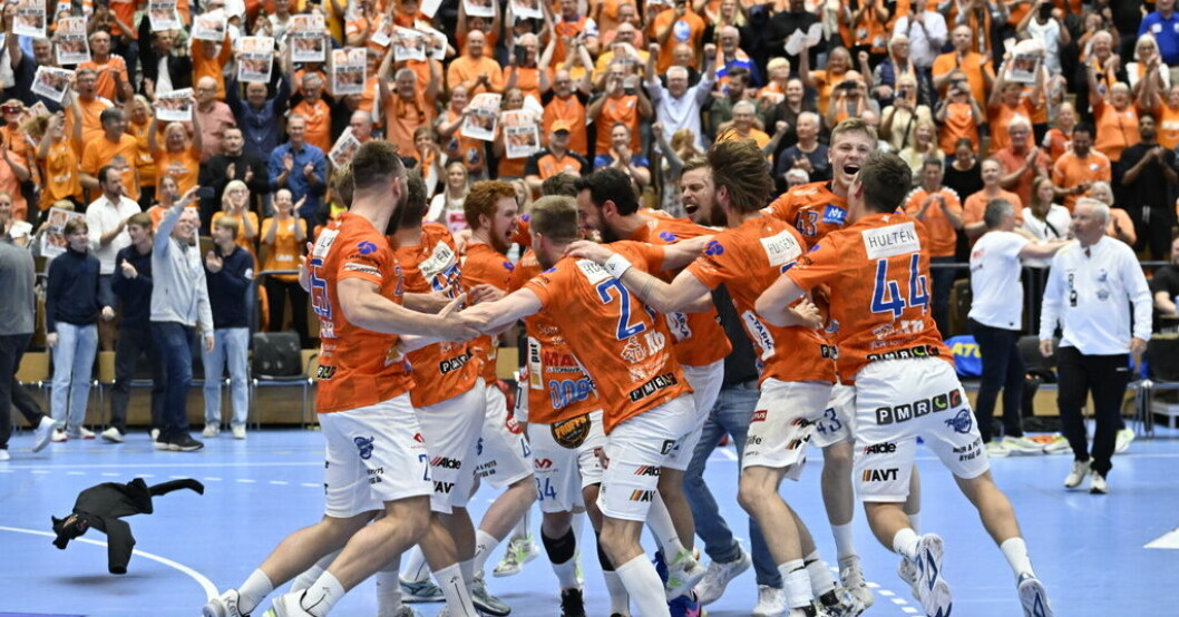 Kristianstadspelare jublar vid slutsignal. SM-guld för Kristianstad – vann femte finalen