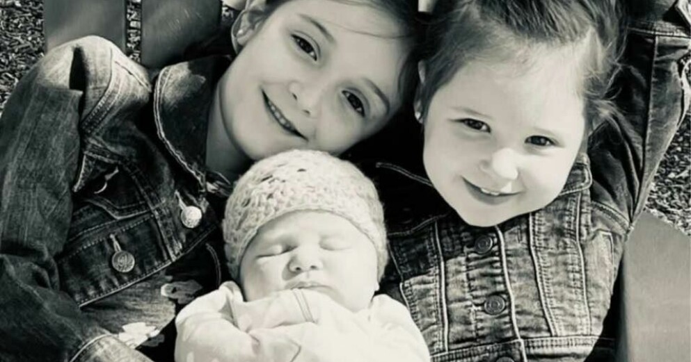 Sophia, Giuliana och Mia är syskon och delar samma födelsedag. ”De bråkar vem som ska få hålla i henne”, säger mamman. Sophia, Giuliana och Mia