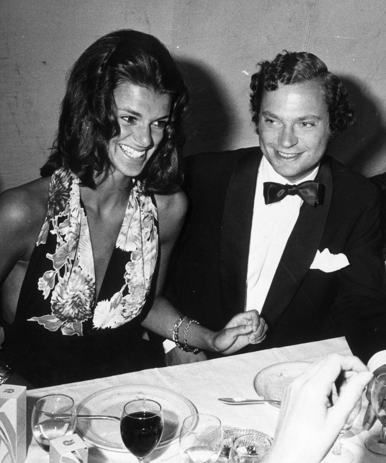 Kronprinsen Carl Gustaf fångad på bild tillsammans med Charlotte Klingspor år 1973 på en middag.