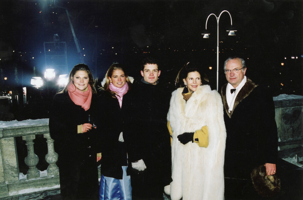 År 1999 skålade kungafamiljen in det nya millenniet med en nyårsfest vid Kungliga slottet. Kronprinsessan Victoria, prinsessan Madeleine, prins Carl Philip, drottning Silvia, kung Carl XVI Gustaf Nyårsfest, Kungliga slottet, millennieskiftet,